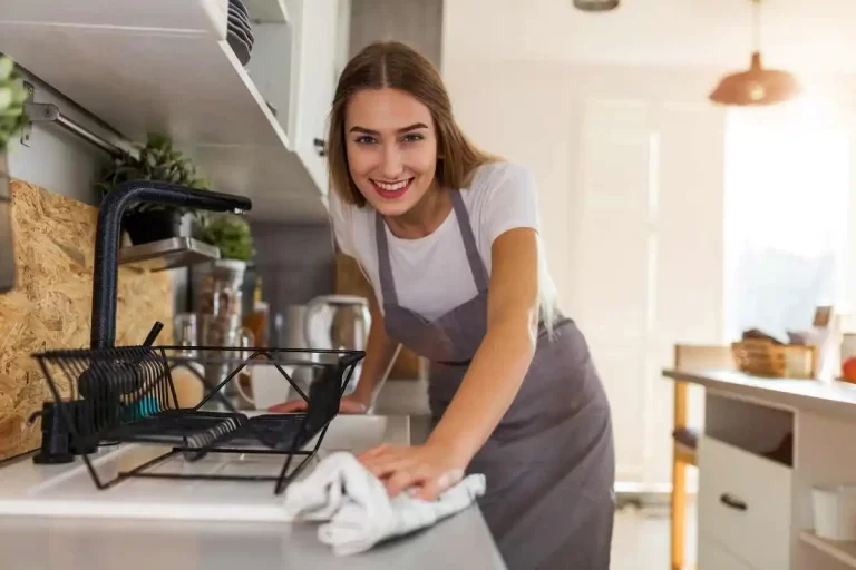 Segredos do Lar - Crédito Editorial PIKSEL | Getty Images - Como limpar a cozinha com produtos simples